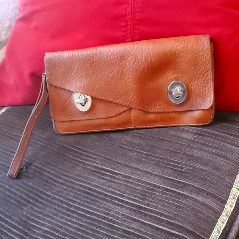DULUTH Trading Post leather wristlet